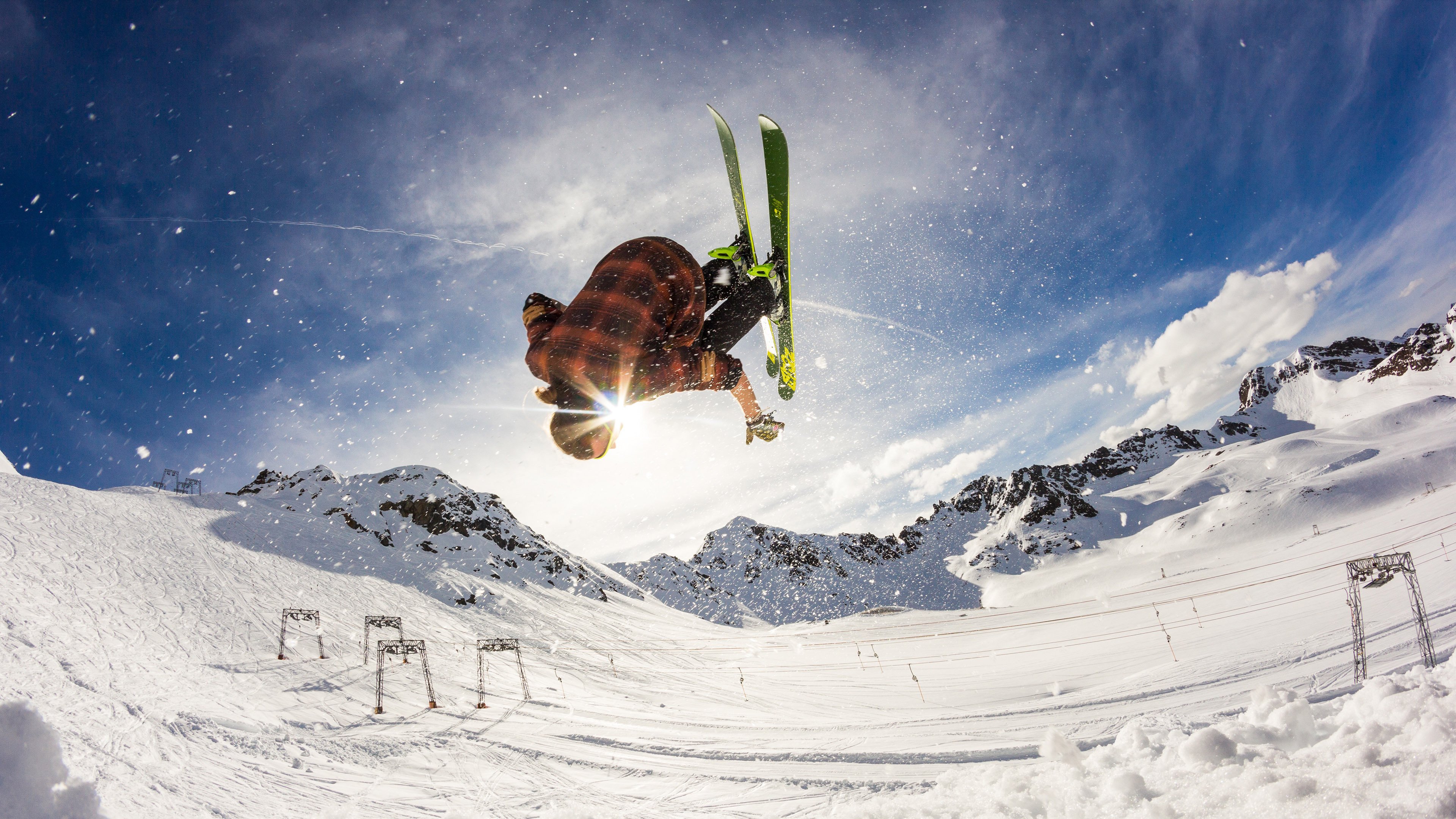 银石燃烧之夜，当梅赛德斯的险胜撞上塞恩斯的火焰，F1唯一的真相是永不褪色的渴望